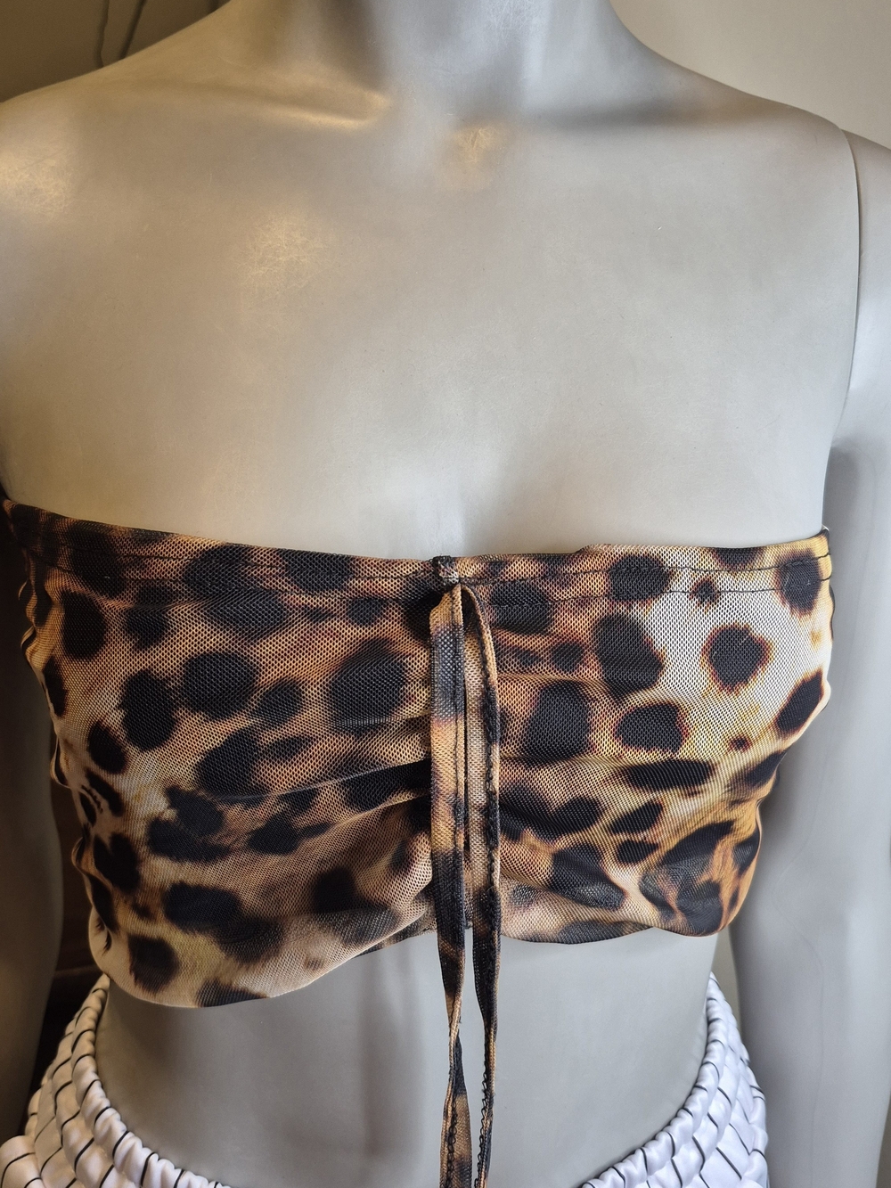 PrettyLittleThing Leopard Print Strapless Crop Top
